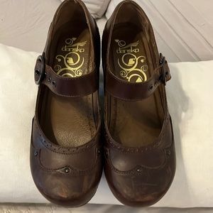 Ladies Dansko Mary Jane style clog.Sz 39 Euro. Brown with buckle closure